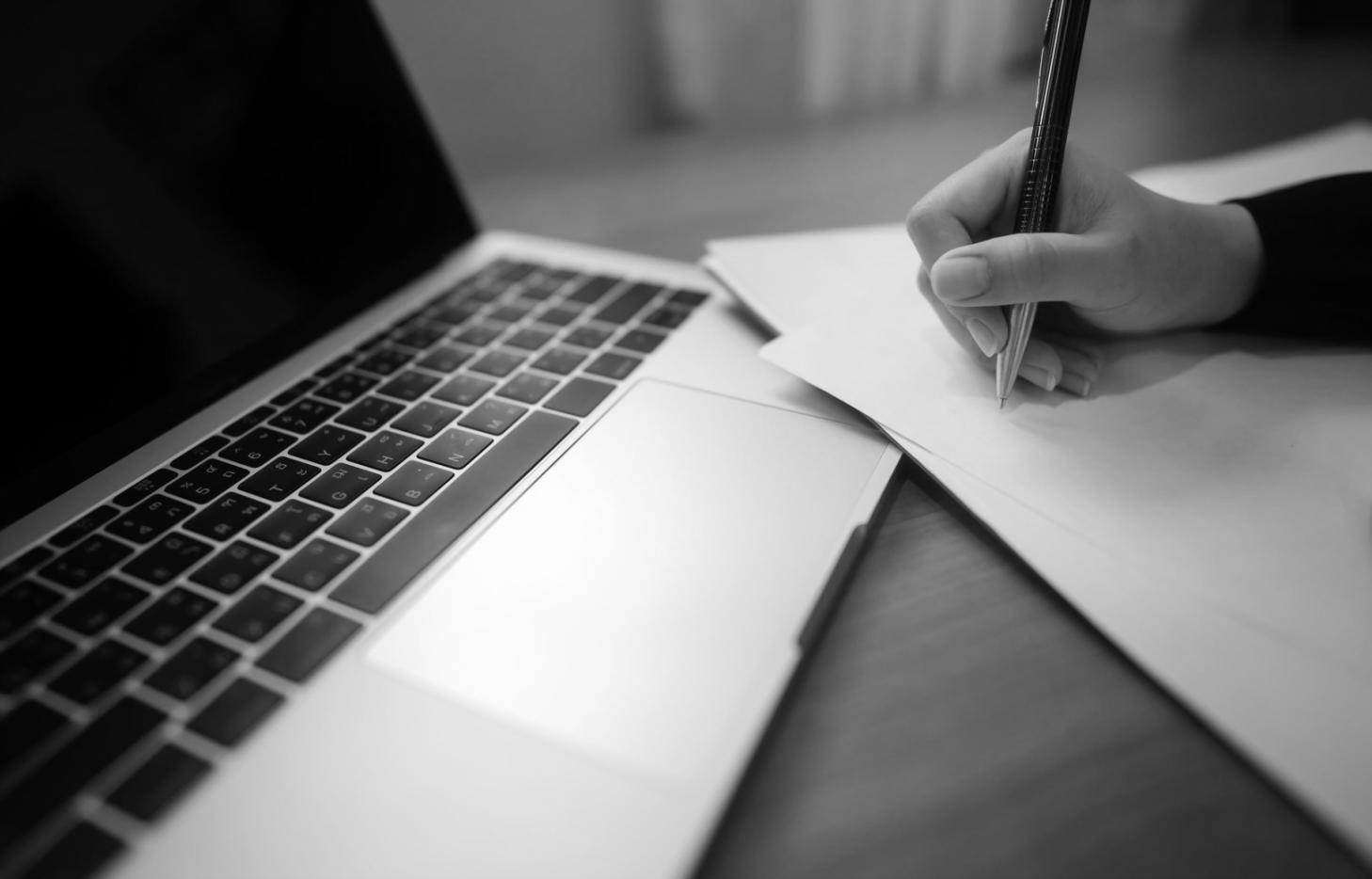 Documentación financiera organizada para análisis de capital circulante